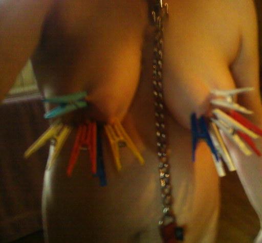 soumise Naty pinces o seins