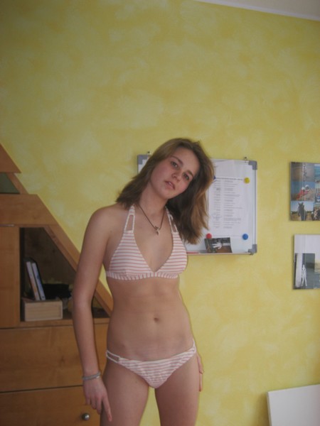jeune demoiselle en bikini
