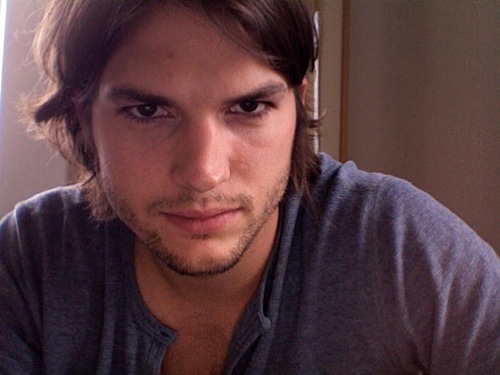 Ashton-Kutcher-Twitter-aplusk.jpg